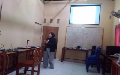 Presentasi Sepatu Converse Jadi Penutup Perjalanan Belajar Kak Mekha di LKP Go Smart